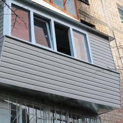 Ремонт балкона с крышей